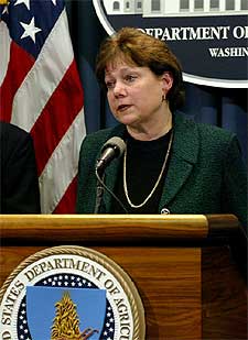 La secretaria de Agricultura de EE UU, en la rueda de prensa en la que ha informado del posible caso del  mal de las vacas locas .