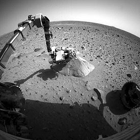 La primera imagen que el  Spirit  ha transmitido tras una semana paralizado muestra el brazo robótico del vehículo todo terreno posado sobre la roca denominada 