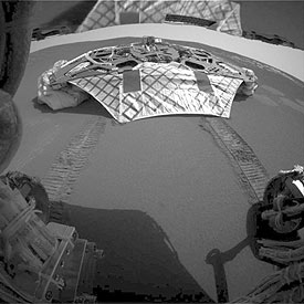 Primeras huellas del  Opportunity.  Al fondo, la plataforma vacía.