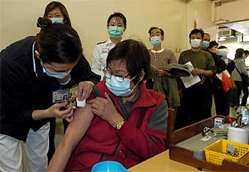Hong Kong vacunará a 6.000 granjeros y comerciantes contra  contra la gripe. En la foto, las primeras colas.