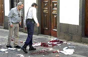 La Policía Nacional inspeccionan el lugar en el que un hombre ha tratado de degollar a su esposa en Las Palmas.