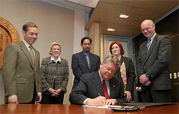 El alcalde, Greg Nickels, firma la orden para homologar los derechos de las parejas  gays  con las heterosexuales.