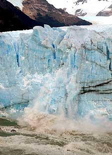 Miles de toneladas de hielo se desmoronaron ayer en el  Perito Moreno  de la Patagonia en un fenómeno que ocurre por primera vez en 16 años.