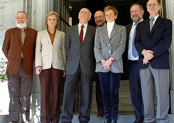 La vicepresidenta posa con los cinco miembros del  comité de sabios  creado para la reforma de los medios públicos.
