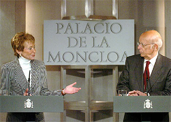 La vicepresidenta del Gobierno ha recibido al 'consejo de sabios', presidido por Emilio Lledó.