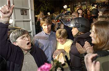 Susan Shepherd y Marcia Hams se convierten en la primera pareja homosexual que se casa en Cambridge.