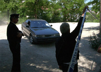 La policía retira el vehículo del sospechoso del lugar donde fue encontrado el cadáver tras practicar la prueba pericial.
