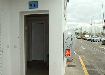 Baños del club naútico de Palma donde ayer se localizó a la niña recién nacida, con el cordón umbilical aún sin cortar.
