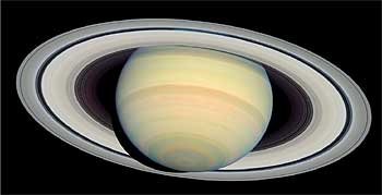 Imagen de Saturno realizada por el  Hubble , que ha combinado cuatro filtros para recrear lo que vería el ojo humano a través de un telescopio.