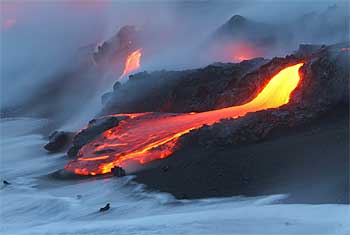Los ríos de lava del volcán Kilauea, el más activo del mundo situado en la isla de Hawai, se han adentrado en el Oceano Pacífico.