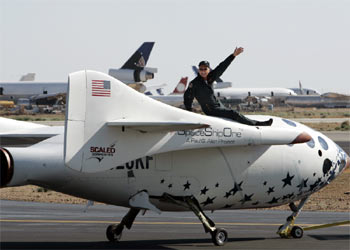 El piloto Mike Melvill saluda desde la nave  SpaceShipOne  después de aterrizar.