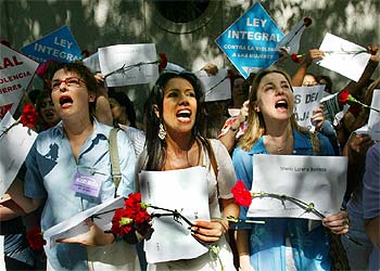 Más de un centenar de mujeres gritaban 