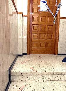 La puerta de la vivienda donde han sucedido los hechos, con las huellas de los pies del agresor marcadas en sangre.