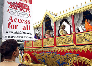 Las ONG exigen la igualdad en el acceso a los medicamentos contra la enfermedad. En la imagen, uno de los desfiles de las organizaciones en Bangkok.