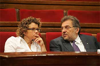La consejera de Salud, Marina Geli, junto al consejero de Agricultura, Antoni Siurana, en el Parlamento de Cataluña.