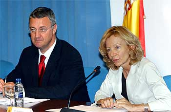 Elena Salgado y Jesús Caldera, durante la presentación de la revisión del convenio sobre la incapacidad temporal.