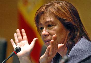 La ministra Narbona, durante la rueda de prensa en la que ha anunciado la reorientación de la política de costas.