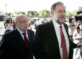 El presidente de la FAPE, Fernando González Urbaneja, a su llegada al tanatorio.