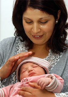 Una joven belga se convierte en la primera mujer que da a luz tras un trasplante de ovarios