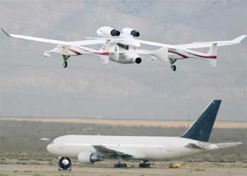 La 'SpaceShipOne' despega del aeropuerto de Mojave enganchada al avión nodriza 'WhiteKnight'.