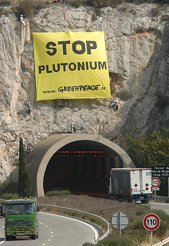 Militantes de Greenpeace despliegan una pancarta gigante de  Stop Plutonium  en el túnel de Pont Mirabeau.