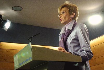 Fernández de la Vega, en la rueda de prensa tras reunirse con los responsables de RTVE, Tele5, Antena 3 y Sogecable.