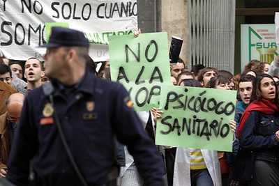Concentración de psicólogos y estudiantes de Psicología, esta tarde ante la sede del PSOE en Madrid.