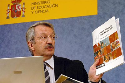 El secretario de Educación, Alejandro Tiana, en la rueda de prensa en la que ha presentado el informe  Pisa 2003 .