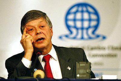 El representante de EE UU, Harlan L. Watson, durante su intervención en la X Convención sobre Cambio Climático.