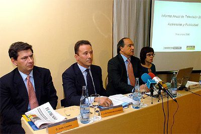 Corporación Multimedia presenta el  Informe de Televisión 2004 , que revela que Telecinco fue la cadena más vista.