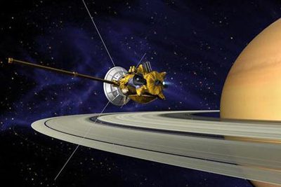 La nave  Cassini  llegó a la órbita de Saturno en julio de 2004, tras recorrer 3.500 millones de kilómetros en siete años.