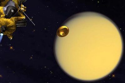 Huygens  carece de medios de propulsión propios, por lo que el acercamiento se realiza en caída libre.  Cassini  colocó la sonda apuntando a Titán con precisión.