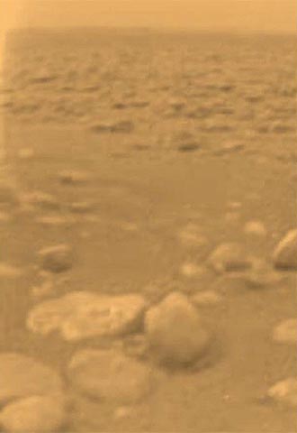Imagen en color de la superficie de Titán, captada por la sonda europea  Huygens .
