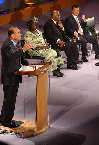 Chirac se dirige a los asistentes a la conferencia, entre ellos la Nobel de la Paz 2004, Wangari Maathai.