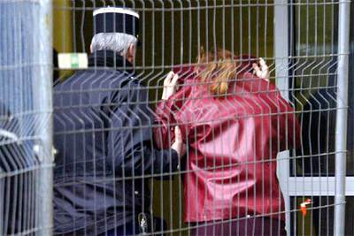 Una de las acusadas, a su entrada en el tribunal de Angers.