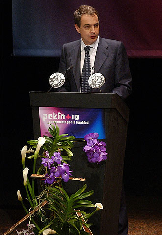 El presidente, José Luis Rodríguez Zapatero, en la clausura del Foro  Pekín+10. Una apuesta por la igualdad .