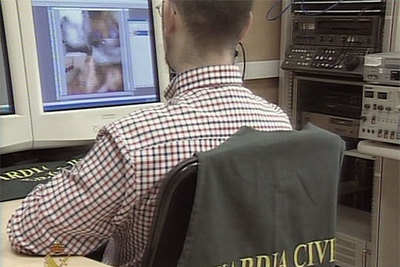 Un guardia civil analiza el material pornográfico difundido a través de un  chat  de habla hispana.
