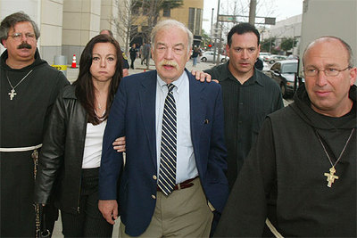 Los hermanos y el padre de Terri, a su salida del tribunal de Tampa (Florida), acompañados de varios religiosos.