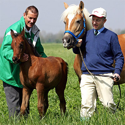  Pieraz  posa con sus  padres , los científicos Eric Palmer y Cesare Galli, y su madre adoptiva,  Pioggia .