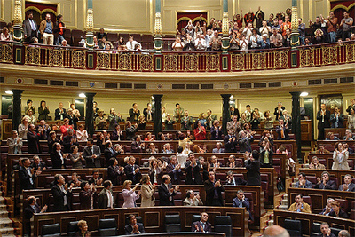 Los diputados socialistas y los colectivos de gays y lesbianas (en la tribuna) aplauden tras la votación.