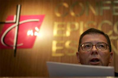 El portavoz de los obispos, Juan Antonio Martínez Camino, durante la lectura en Madrid del comunicado del Comité Ejecutivo de la CEE.