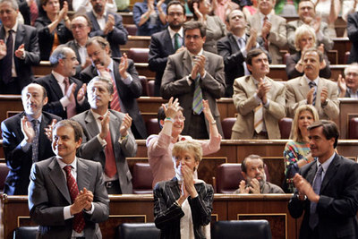 El grupo socialista, con Zapatero a la cabeza, aplaude tras la aprobación de la ley.