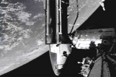 El transbordador 'Discovery' en el momento de su enganche a un módulo de la Estación Espacial Internacional.