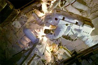 Steve Robinson, al inicio de su paseo espacial para reparar el 'Discovery'.