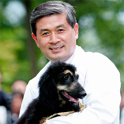 El investigador Hwang Woo-suk posa con  Snuppy , durante una rueda de prensa en la Universidad de Seúl.