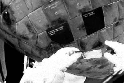 Extracción de las juntas de las losetas térmicas del  Discovery. 