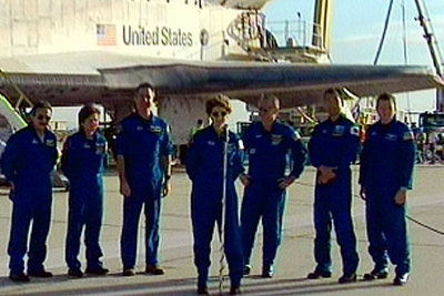 Los tripulantes del  Discovery , a su llegada al desierto de California.