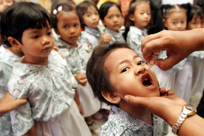 Niñas de 5 años hacen cola para ser inmunizadas contra la poliomelitis en Yakarta, Indonesia.