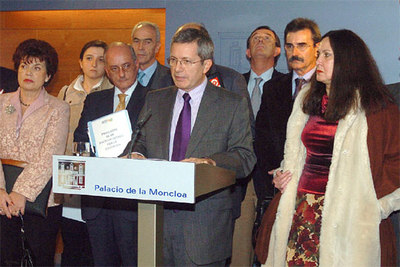 El presidente de la CONCAPA, Luis Carbonell, acompañado por los otros convocantes de la manifestación contra la LOE, se dirige a la prensa al término de su encuentro con Zapatero.