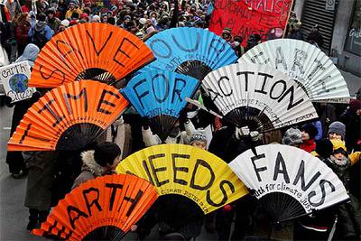 Participantes en la manifestación de Montreal contra el calentamiento del planeta por las emisiones de dióxido de carbono.